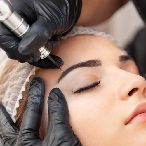 Permanent eyebrow makeup - a treatment in a beauty salon